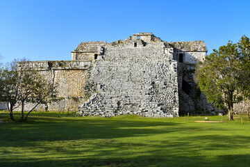 Fototapeta na wymiar Well-preserved Maya ruins on the site of Chitzen Itza