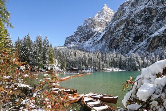 Pragser Wildsee im Winter und Gro&szlig;er Apostel - Lago di Braies