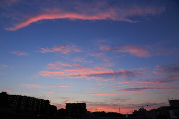 夕焼け雲とマンション