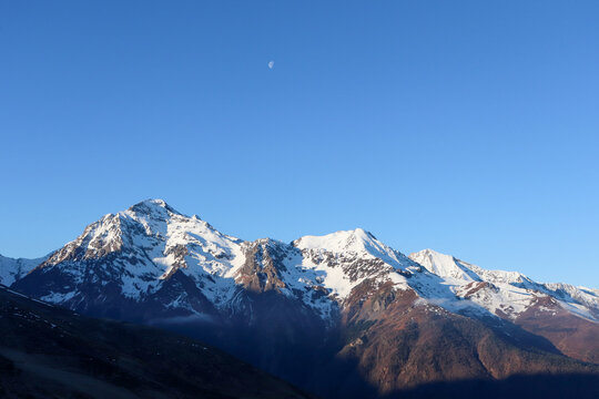 Hautes-Pyrénées - Demie lune sur la montagne en plein jour