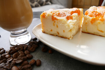 Kaffee in Tasse mit Zimt und Kaffeebohnen