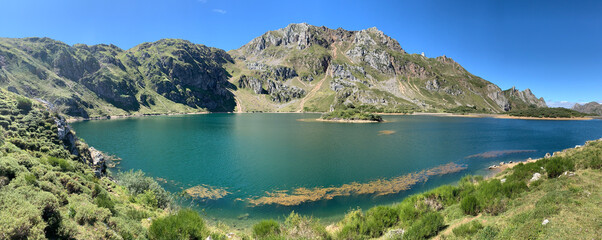 Obraz premium lake and mountains