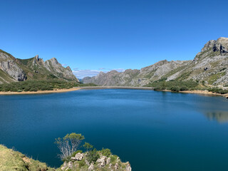 Naklejka premium lake and mountains