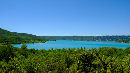 Fototapeta na wymiar View on the Esparron lake during the summer