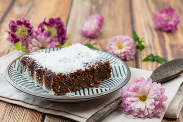 Part carré de fondant au chocolat et noix de coco