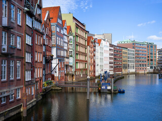Fototapeta na wymiar Historische Häuser Hansestadt Hamburg am Fleet sonnig entzerrt