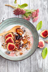 Assiette de porridge de flocons d'avoine aux figues et compotée de prune.