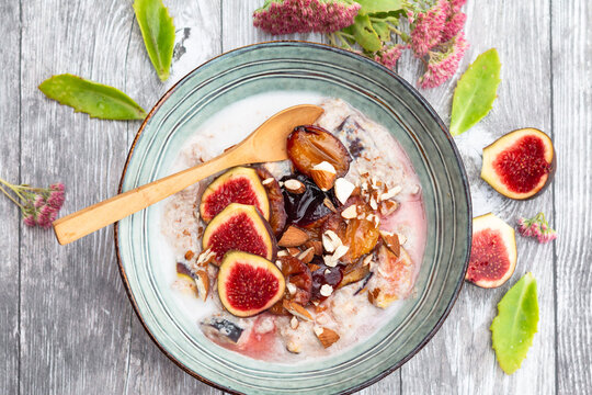 Assiette de porridge aux figues et prunes