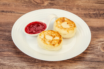 Cottage cheese pancakes with strawberry jam