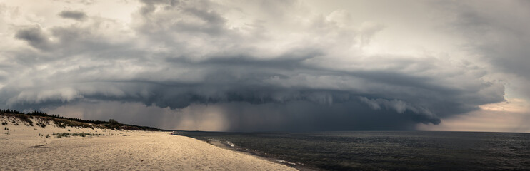 Panorama: burzowa chmura nad Bałtykiem. - obrazy, fototapety, plakaty
