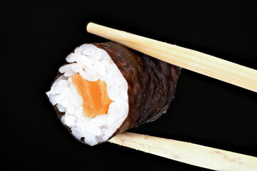 Sushi mit Eßstäbchen