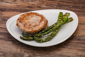 Grilled tuna steak with asparagus