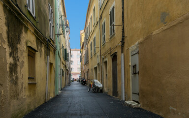 Fototapeta na wymiar Altstadtgasse in Ajaccio auf der Insel Korsika