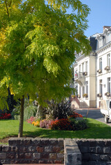 Obraz premium Ville de Villiers-sur-Marne, espace fleuri du centre ville et muret en pierre, département du Val-de-Marne, France
