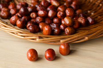 Obraz premium group of ripe jujubes fruits in basket