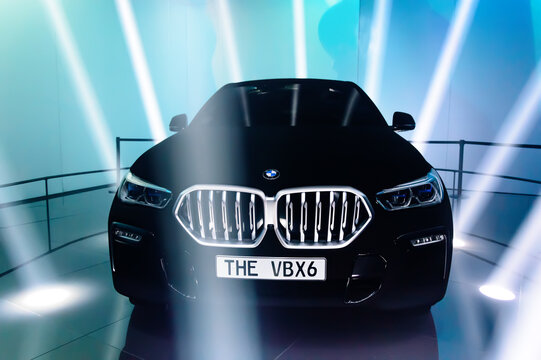  FRANCFORT - 15 DE SEPTIEMBRE DE 2019: BMW X6 Vantablack negro único en rayos de luz en el Salón Internacional del Automóvil IAA 2019.  El revestimiento Vantablack absorbe completamente la luz, lo que lo convierte en el automóvil más oscuro del mundo.