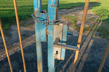 Mit einer Kette verschlossenes Tor