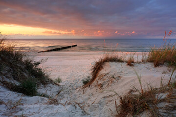 Jesienny zachód słońca na wybrzeżu Morza Bałtyckiego, wydmy, plaża,Dźwirzyno,Polska.	
 - obrazy, fototapety, plakaty