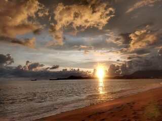 Puesta de sol en playa
