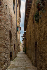 Fototapeta na wymiar Einsame Gasse in der Altstadt von Colle di Val d'Elsa in der Toskana in Italien 