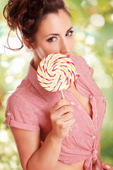 Frau hält bunten Lolli