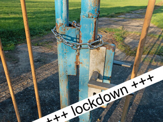 Mit einer Kette verschlossenes Tor, Lockdown