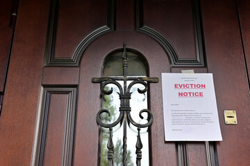the notice of eviction of tenants hangs on the door of the house
