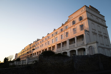 Obraz premium The impressive picturesque victorian architecture of Westcliff Terrace Mansions in the evening sunshine.
