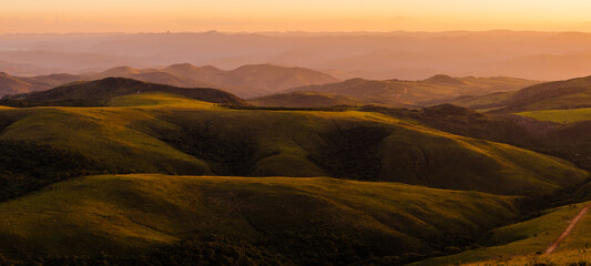 Bela paisagem com luz dourada em Rio Acima, Minas Gerais, Brasil