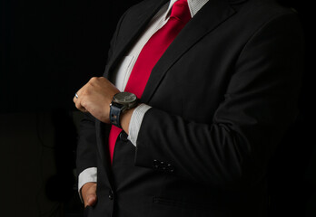 Obraz na płótnie Canvas hombre de negocios exitoso en traje con fondo negro 