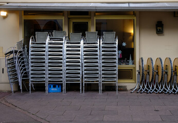 row of chairs and tables in front of café - 390480940