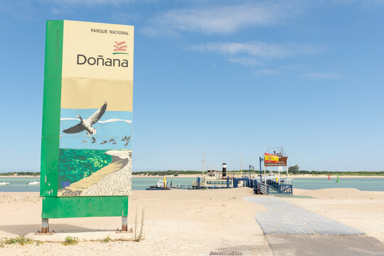 Barcaza para transportar veh&iacute;culos y personas  desde Sanl&uacute;car al Parque Nacional y Natural de Do&ntilde;ana, Sanl&uacute;car de Barrameda, provincia de C&aacute;diz, Espa&ntilde;a, 11 de junio de 2020
