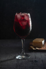 Copa de vino con hielo y soda 