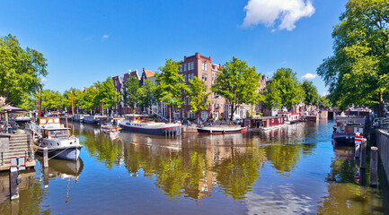 Fototapeta na wymiar Amsterdamer Gracht im Sommer 