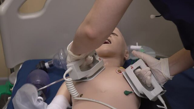 Application Defibrillator on CPR training