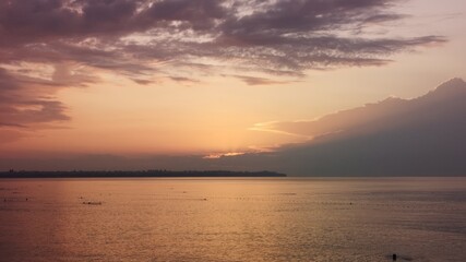 Obraz premium sunrise over the sea