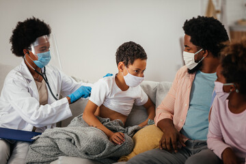 Obraz premium Healthcare worker at home visit