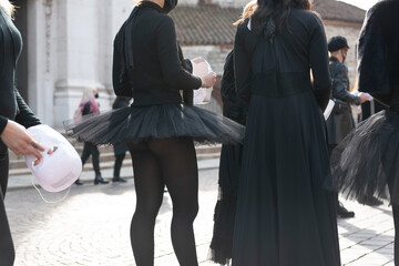 Dancers dressed in black on the city street during coronavirus lockdown. - obrazy, fototapety, plakaty