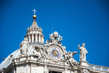 Fototapeta na wymiar Uhr des Petersdom in Rom, Wahrzeichen und Sitz des Papst