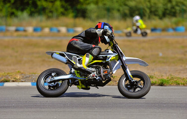 Fototapeta na wymiar Motorcycle practice leaning into a fast corner on track
