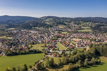 Fototapeta na wymiar Bild einer Luftaufnahme der Gemeinde Frauenau im bayerischen Wald mit Landschaft und Bergen im Hintergrund, Deutschland