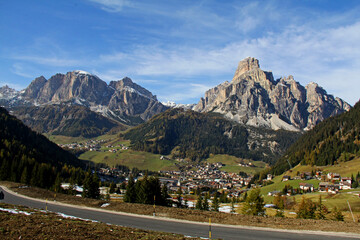 Corvara con il Sassongher e i Piz da Cir; Dolomiti, Val Badia, Alto Adige