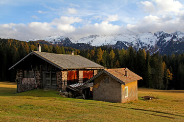 Obraz premium baita e Catena del Lagorai; Val di Fiemme, Trentino