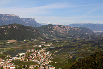l'abitato di Ora e la Val d'Adige