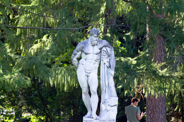 Fototapeta premium Statue of an antique athlete in the central park of St. Petersburg