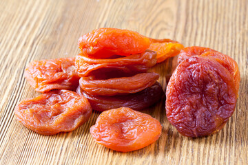 dried ripe apricots