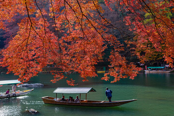嵐山の紅葉と屋形船