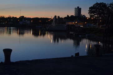 Naklejka premium Reflejos de un atardecer en el puerto