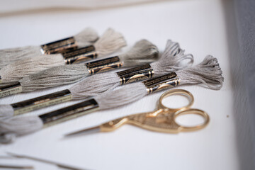 madejas hilo para bordar y tijeras