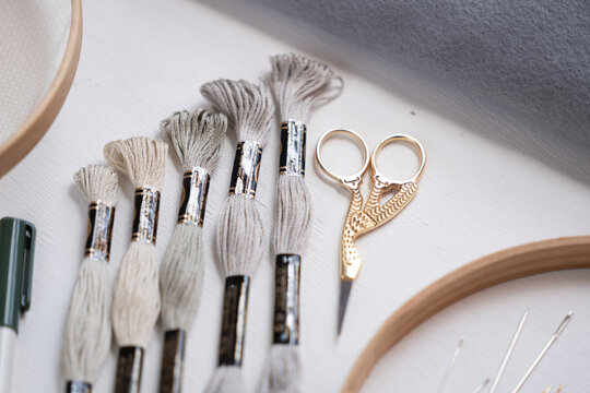 madejas de hilo para bordar y tijeras